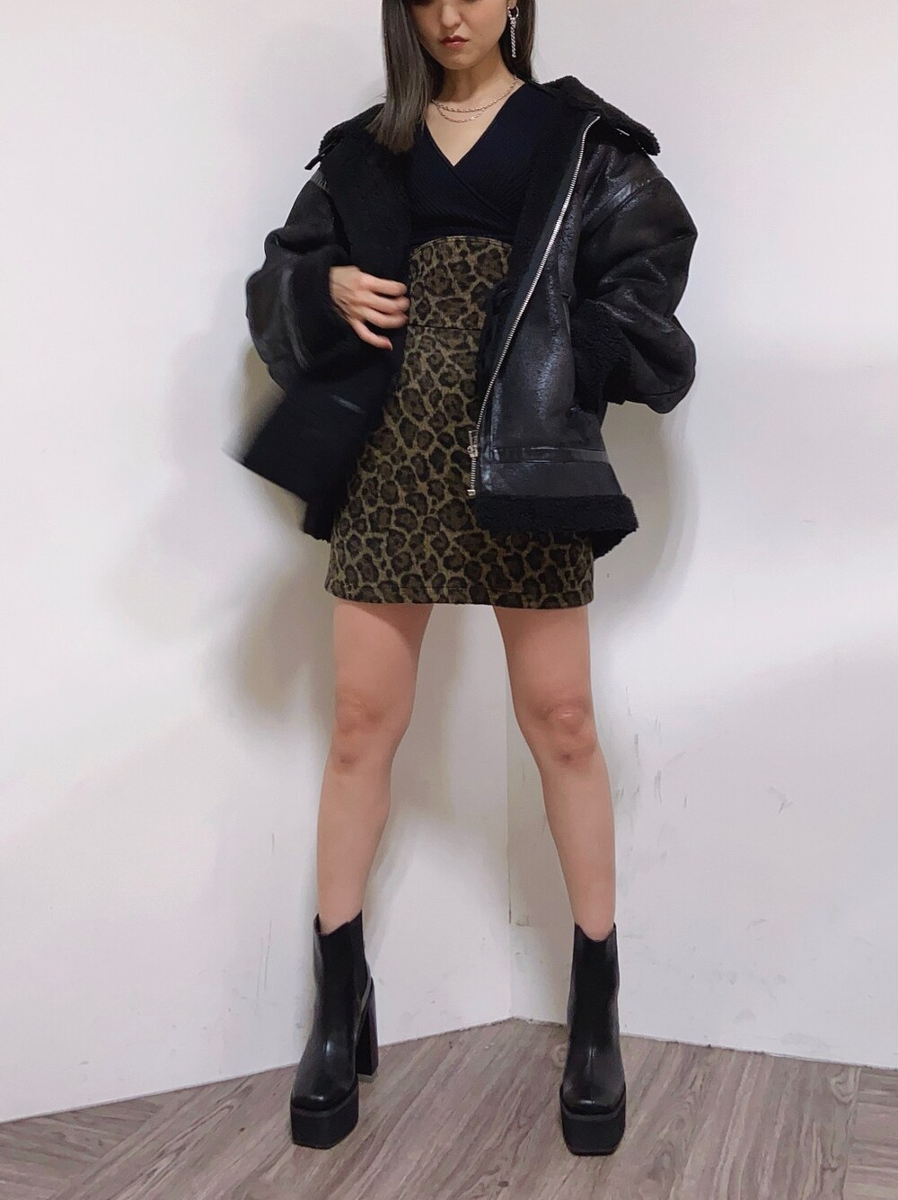 その他のスカートを着用したレディースの秋コーディネートの5枚目の写真