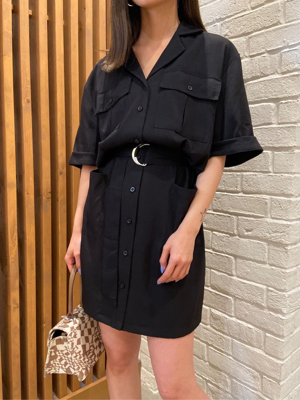 その他のハンドバッグ、ブラック系のワンピース、ブラック系のサンダルを着用したレディースの春コーディネートの4枚目の写真