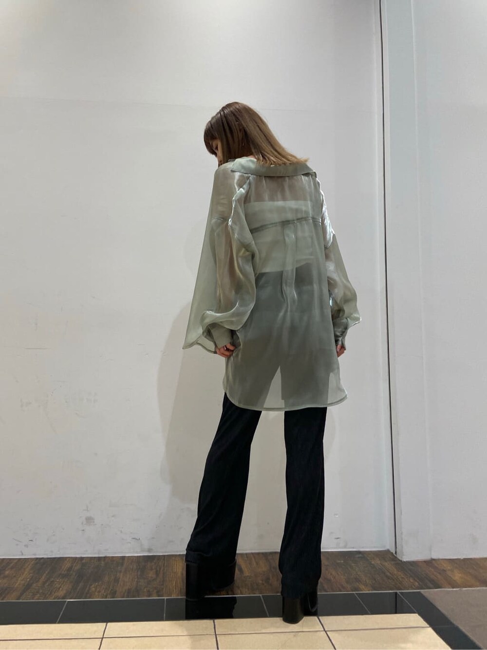 ホワイト系のキャミソール、イエロー系のシャツ/ブラウス、ブラック系のその他パンツを着用したレディースの春コーディネートの2枚目の写真