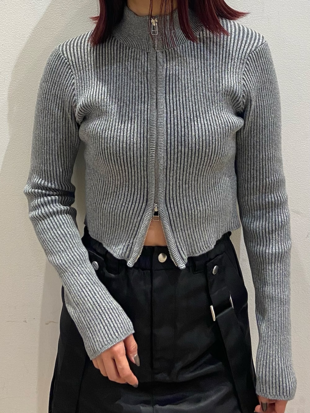 グレー系のニット/セーター、その他のスカート、ブラック系のブーツを着用したレディースの冬コーディネートの3枚目の写真