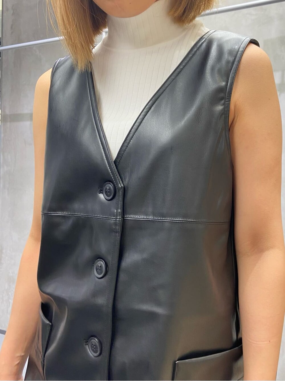 ブラック系のワンピース、ブラック系のブーツ、ホワイト系のTシャツ/カットソーを着用したレディースの夏コーディネートの6枚目の写真