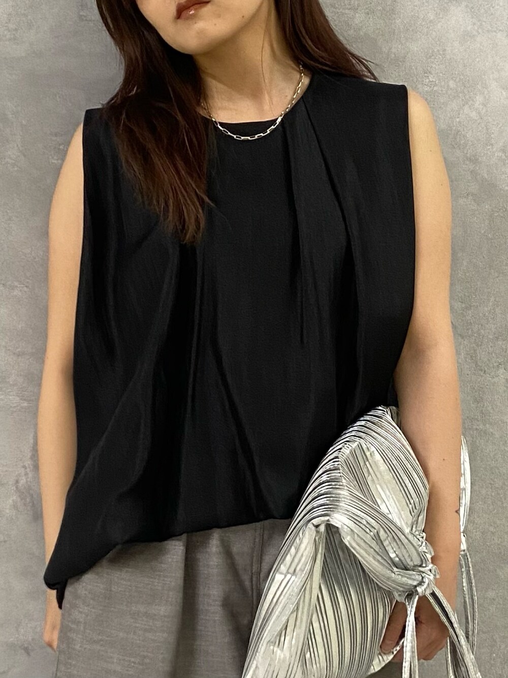 ブラック系のシャツ/ブラウス、シルバー系のトートバッグ、ブラウン系のその他パンツを着用したレディースの春コーディネートの5枚目の写真