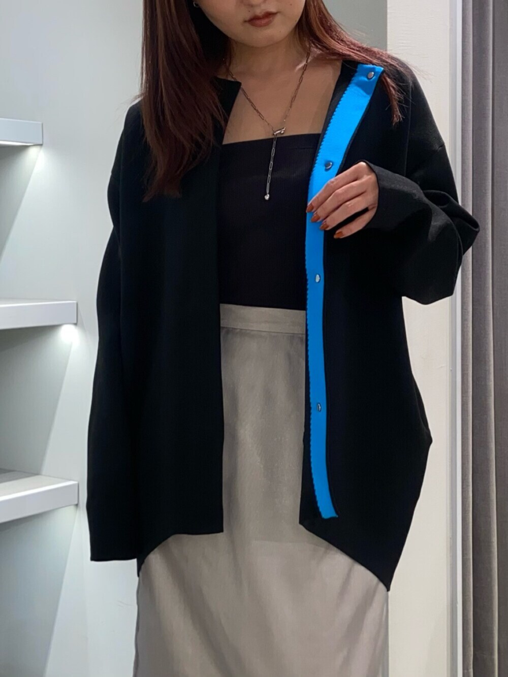 シルバー系のサンダル、ブラック系のカーディガン/ボレロ、ベージュ系のスカートを着用したレディースの冬コーディネートの4枚目の写真