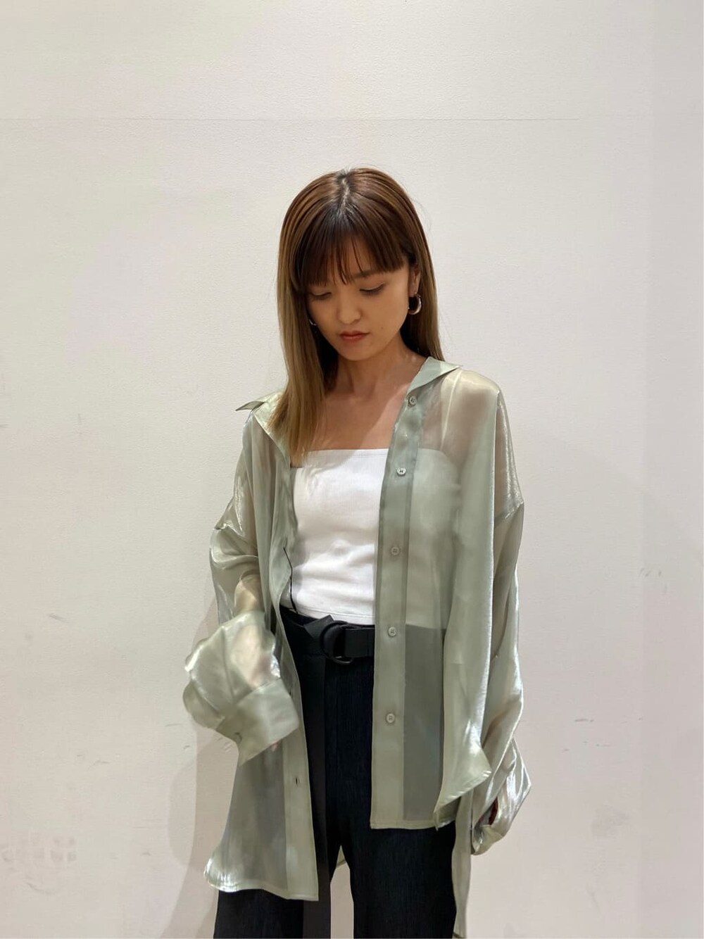 ホワイト系のキャミソール、イエロー系のシャツ/ブラウス、ブラック系のその他パンツを着用したレディースの春コーディネートの4枚目の写真