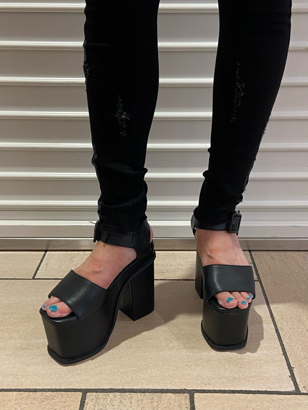 ブラック系のサンダル、ブラック系のデニムパンツ、グレー系のTシャツ/カットソーを着用したレディースの夏コーディネートの8枚目の写真