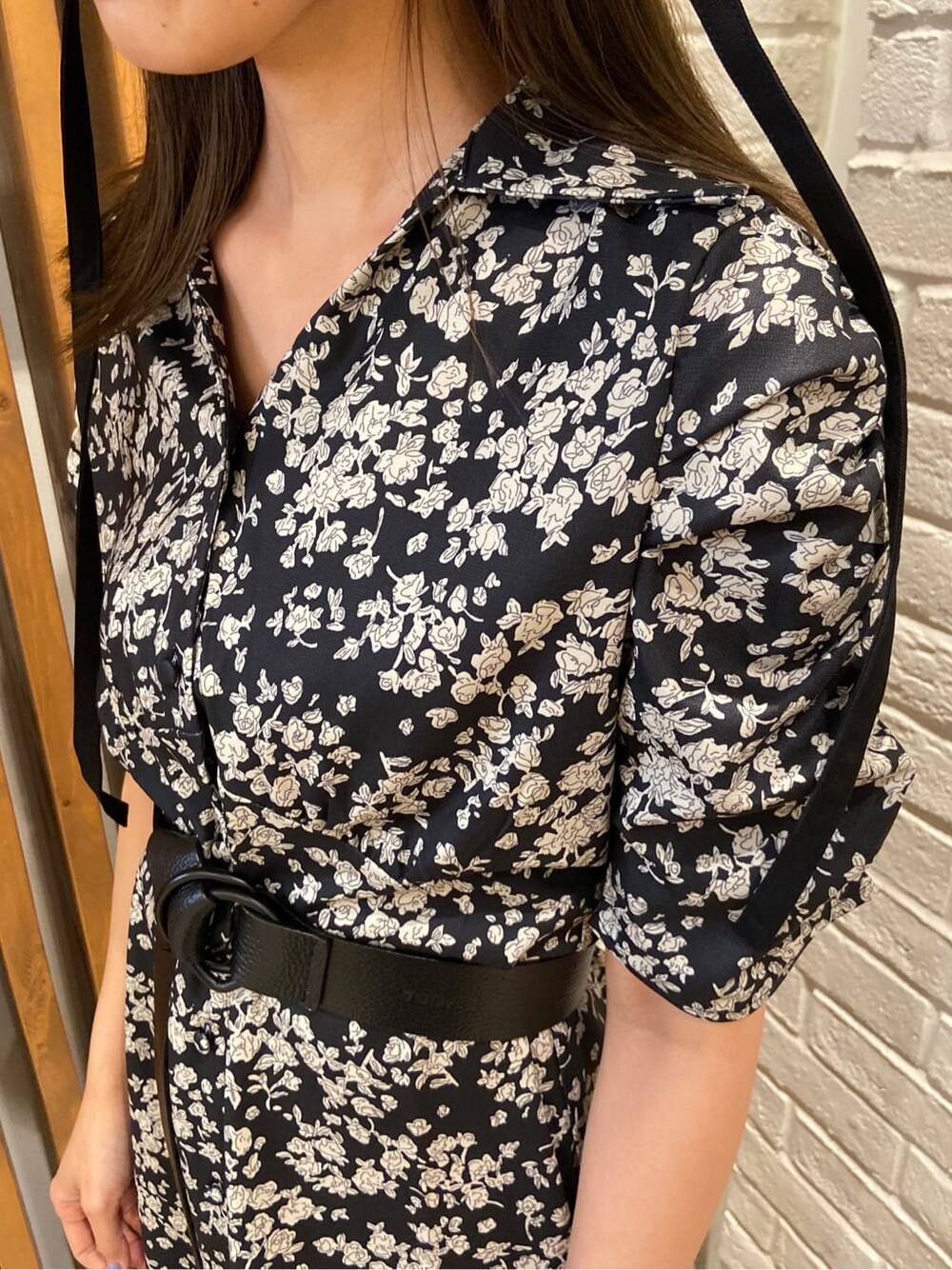 その他のワンピース、ブラック系のサンダル、ブラック系のベルトを着用したレディースの春コーディネートの5枚目の写真