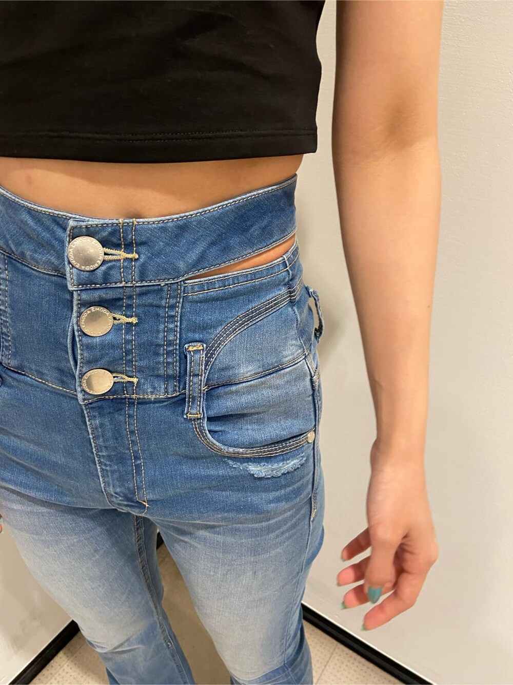 その他のシャツ/ブラウス、ブルー系のデニムパンツ、ブラック系のサンダルを着用したレディースの夏コーディネートの6枚目の写真