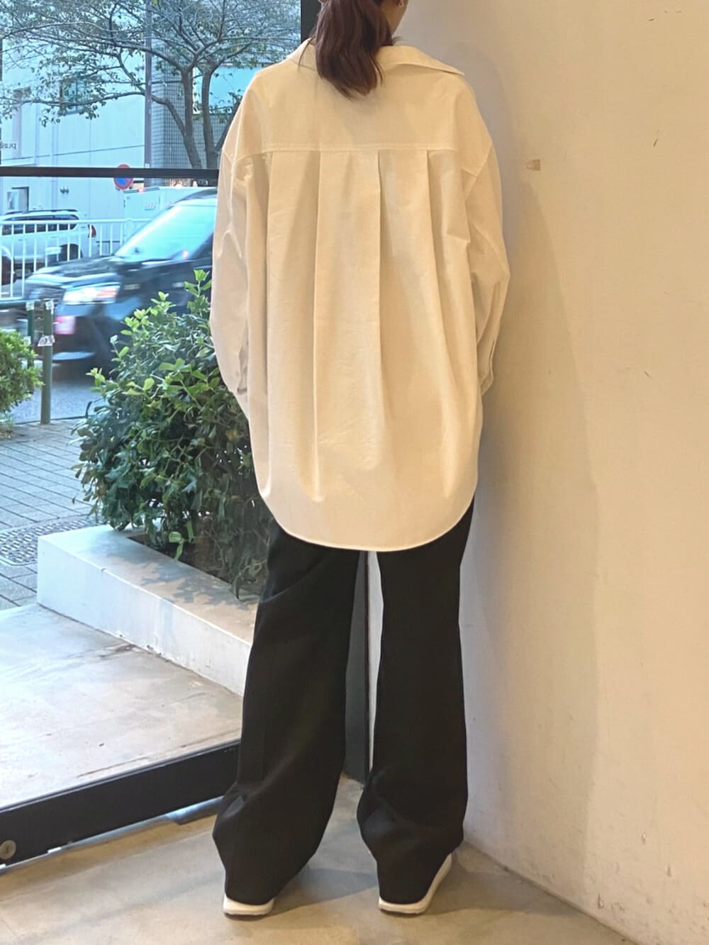 ホワイト系のシャツ/ブラウス、シルバー系のスニーカーを着用したレディースの冬コーディネートの3枚目の写真