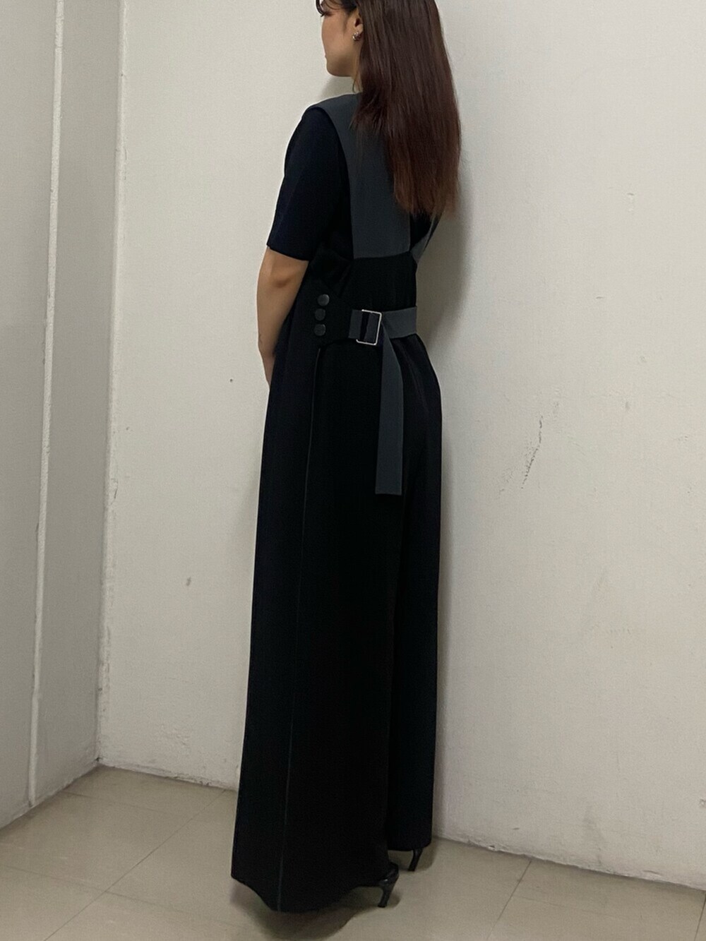 ブラック系のサンダル、ブラック系のつなぎ/オールインワン、ブラック系のニット/セーターを着用したレディースの春コーディネートの3枚目の写真