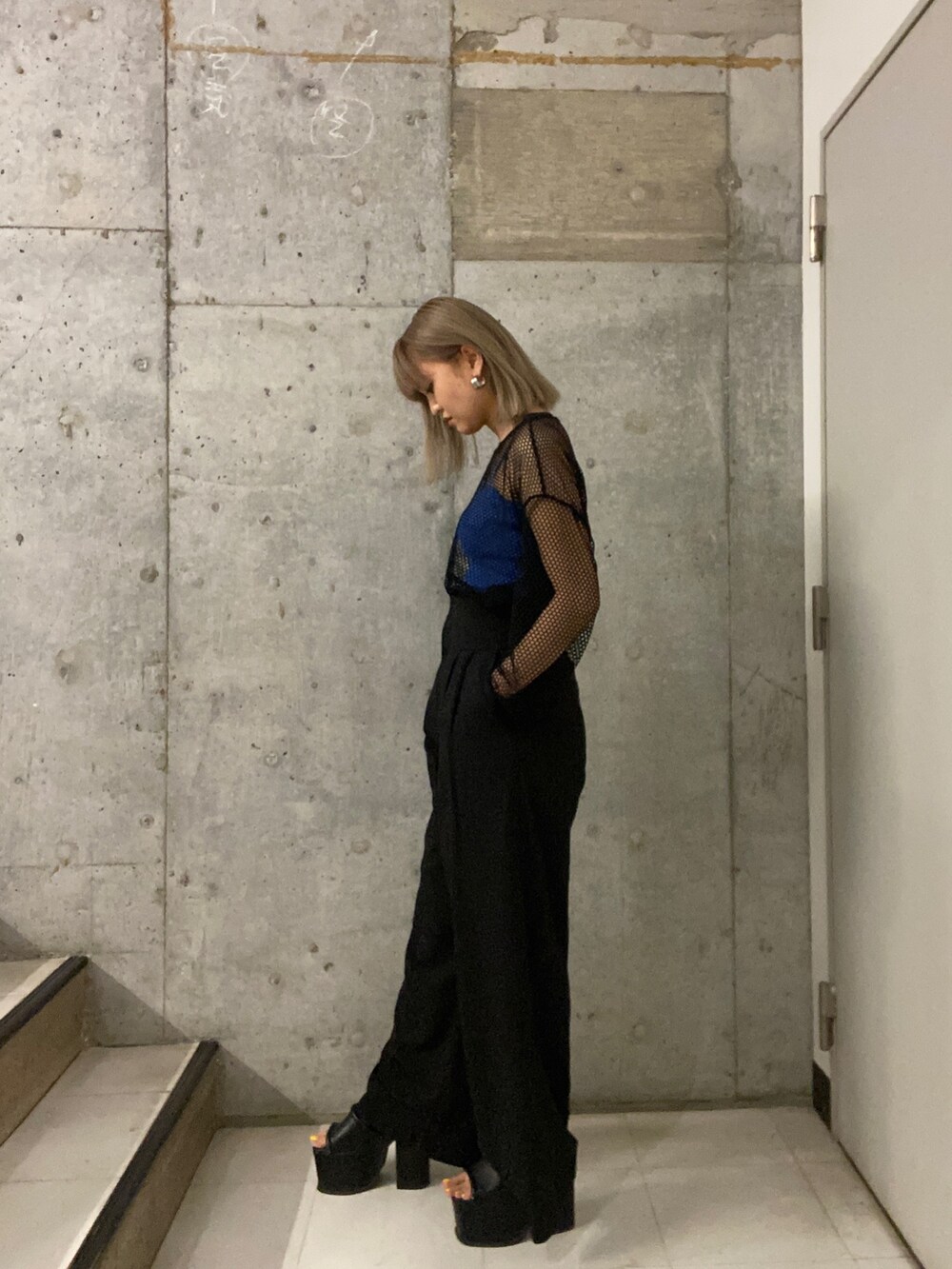 ブラック系のTシャツ/カットソー、ブルー系のキャミソール、ブラック系のその他パンツを着用したレディースの春コーディネートの2枚目の写真