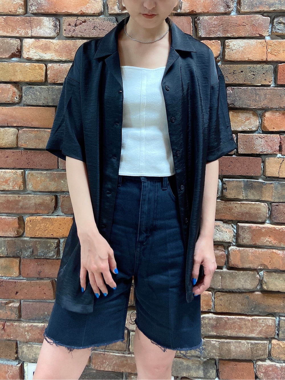 ホワイト系のタンクトップ、ブラック系のサンダル、ブラック系のシャツ/ブラウスを着用したレディースの春コーディネートの2枚目の写真