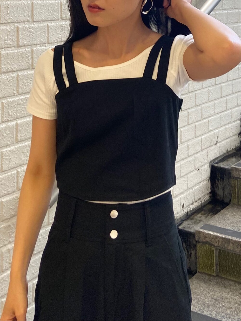 ブラック系のサンダル、ブラック系のその他パンツ、ブラック系のタンクトップを着用したレディースの春コーディネートの5枚目の写真