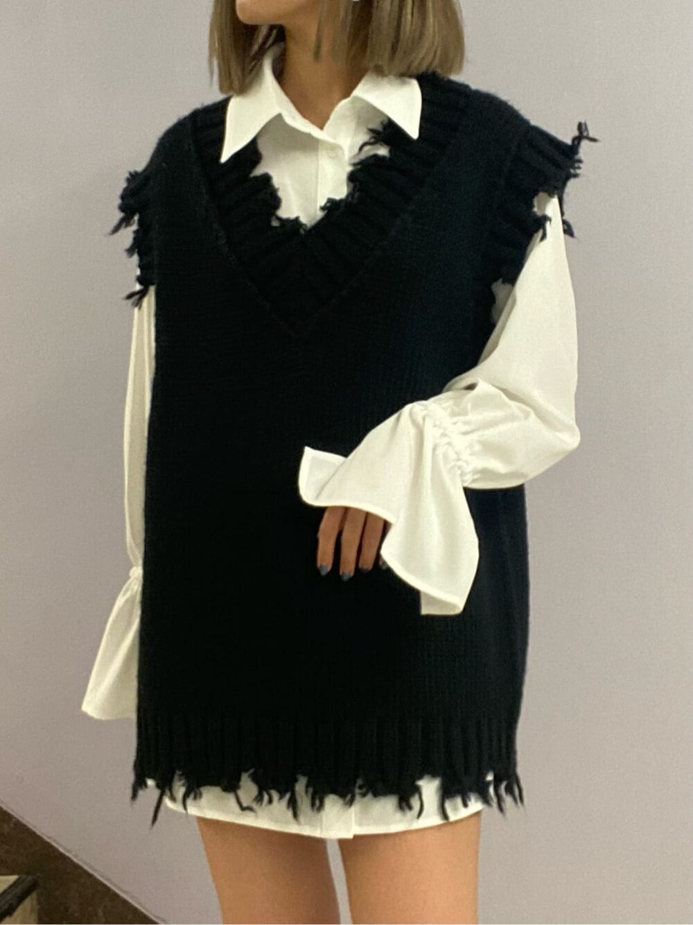 ブラック系のブーツ、ホワイト系のシャツ/ブラウス、ブラック系のスカートを着用したレディースの秋コーディネートの4枚目の写真