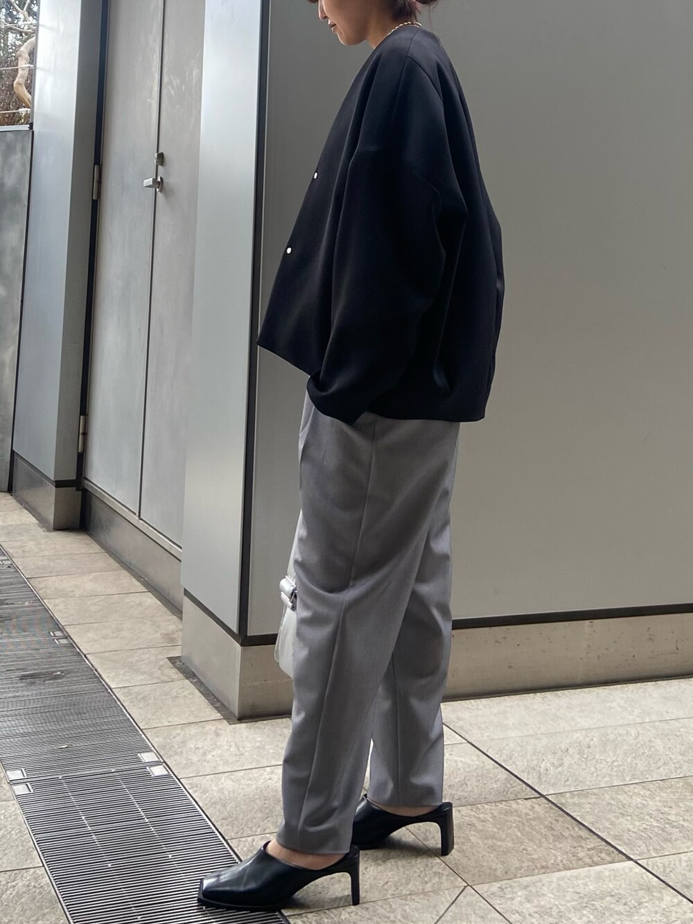 ブラック系のその他アウター、ブラック系のTシャツ/カットソー、グレー系のその他パンツを着用したレディースの冬コーディネートの3枚目の写真