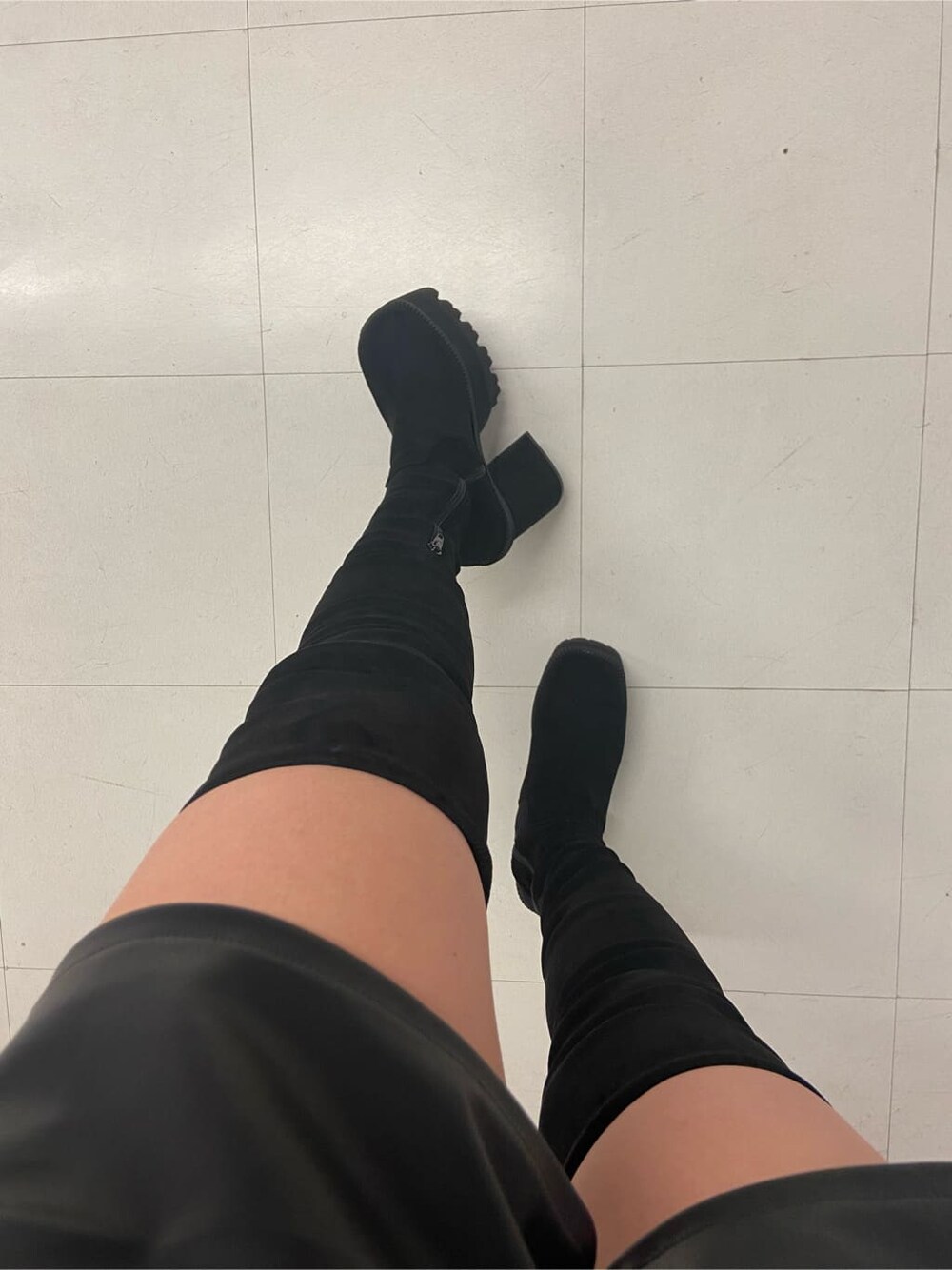 ブラック系のその他パンツ、ブラック系のブーツ、グレー系のTシャツ/カットソーを着用したレディースの秋コーディネートの7枚目の写真