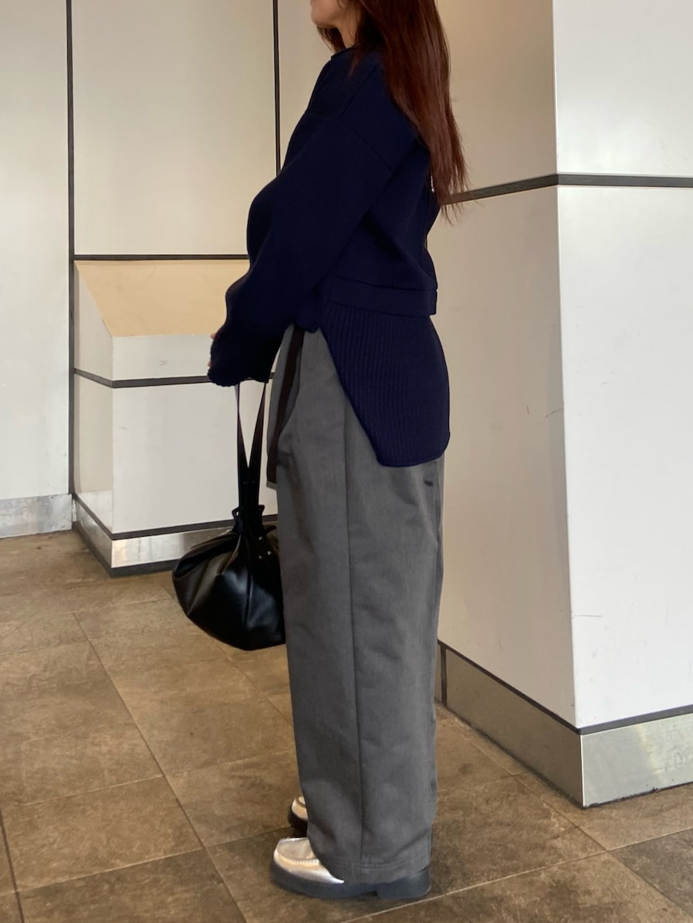 ブルー系のニット/セーター、グレー系のその他パンツ、シルバー系のローファーを着用したレディースの冬コーディネートの2枚目の写真