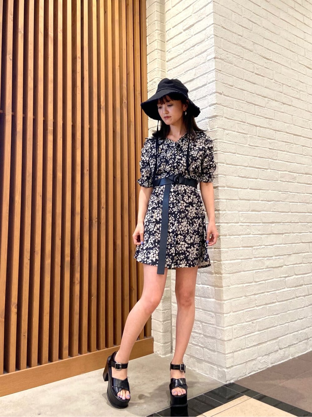 その他のワンピース、ブラック系のサンダル、ブラック系のベルトを着用したレディースの春コーディネートの2枚目の写真