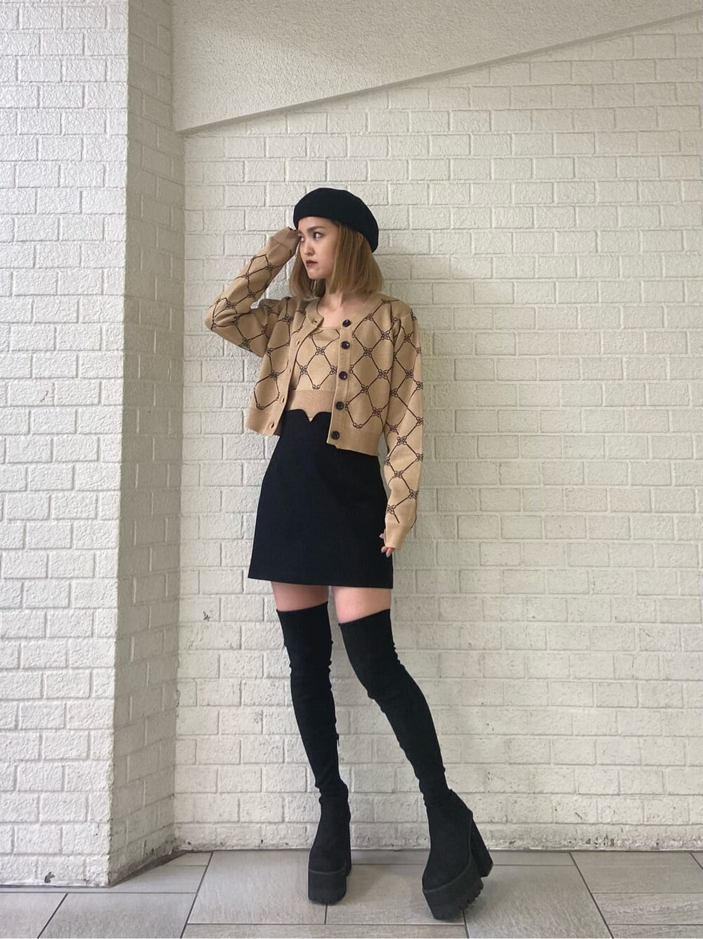 その他のニット/セーター、ブラック系のブーツ、ブラック系のスカートを着用したレディースの秋コーディネートの2枚目の写真