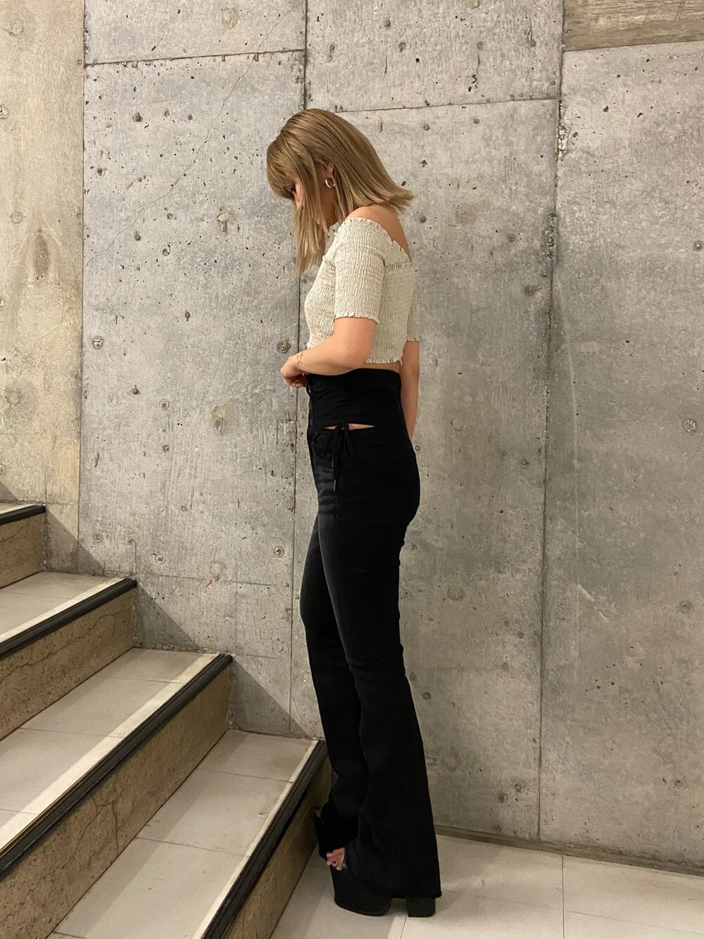 ベージュ系のTシャツ/カットソー、ブラック系のデニムパンツ、ブラック系のサンダルを着用したレディースの夏コーディネートの2枚目の写真