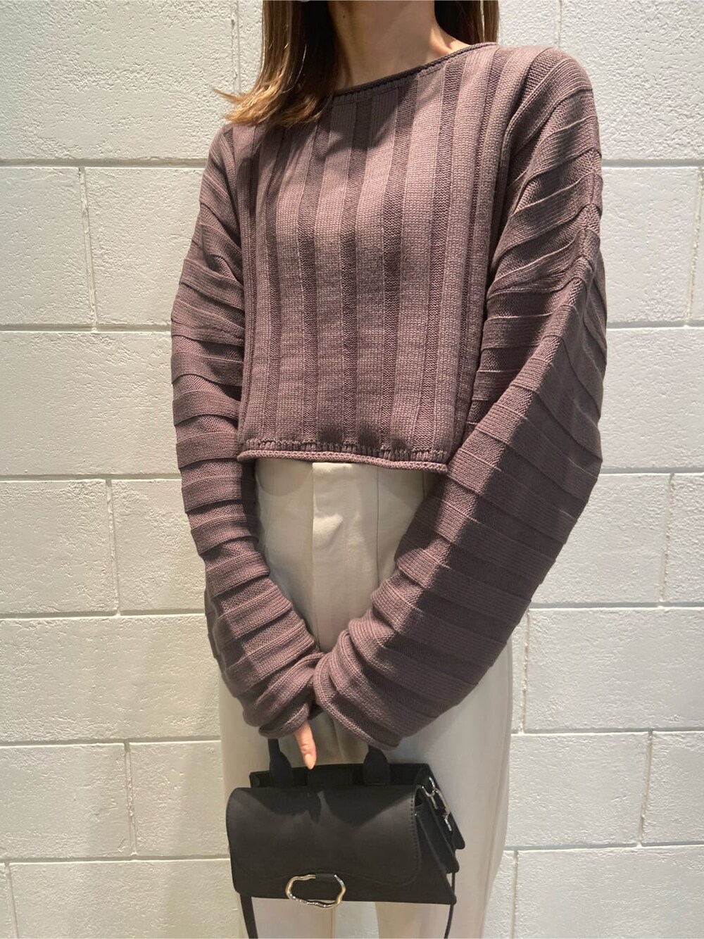 ホワイト系のその他パンツ、ブラック系のローファー、ブラック系のハンドバッグを着用したレディースの冬コーディネートの3枚目の写真