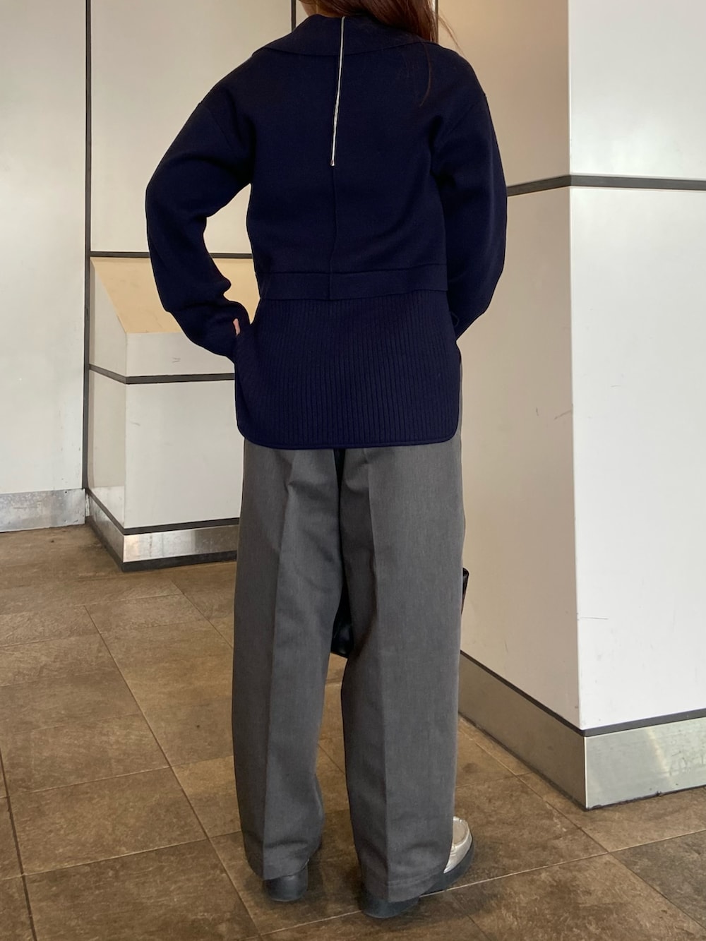 ブルー系のニット/セーター、グレー系のその他パンツ、シルバー系のローファーを着用したレディースの冬コーディネートの3枚目の写真