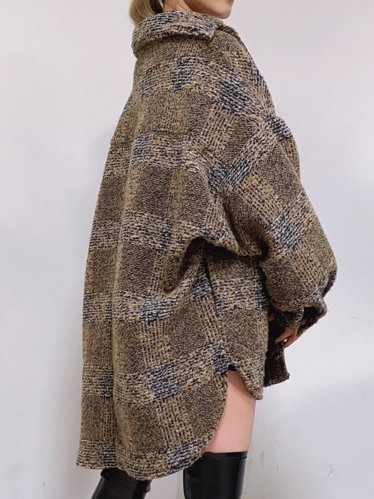 ブラック系のニット/セーターを着用したレディースの秋コーディネートの3枚目の写真