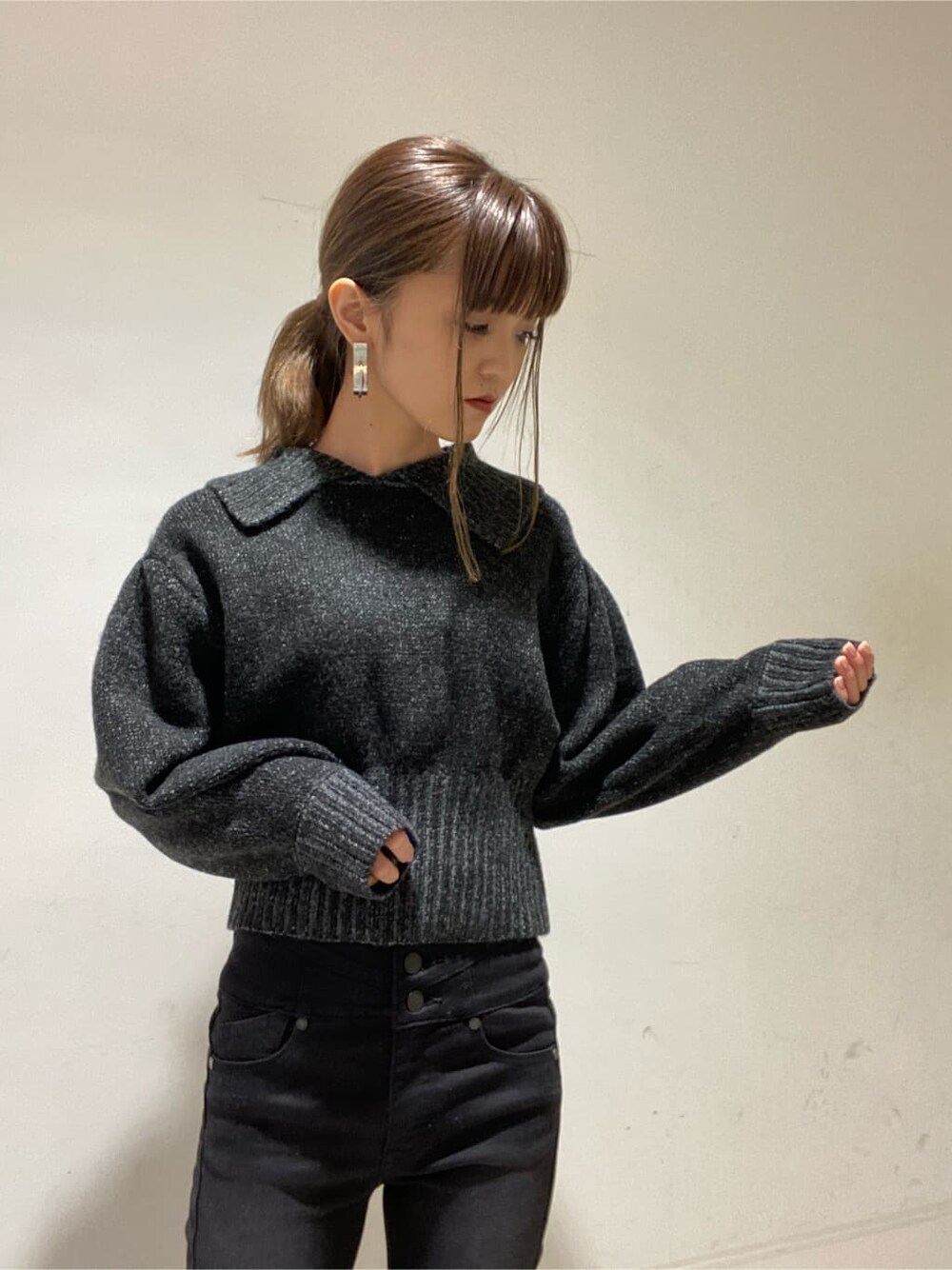 ブラック系のローファー、ブラック系のニット/セーター、ブラック系のデニムパンツを着用したレディースの冬コーディネートの3枚目の写真