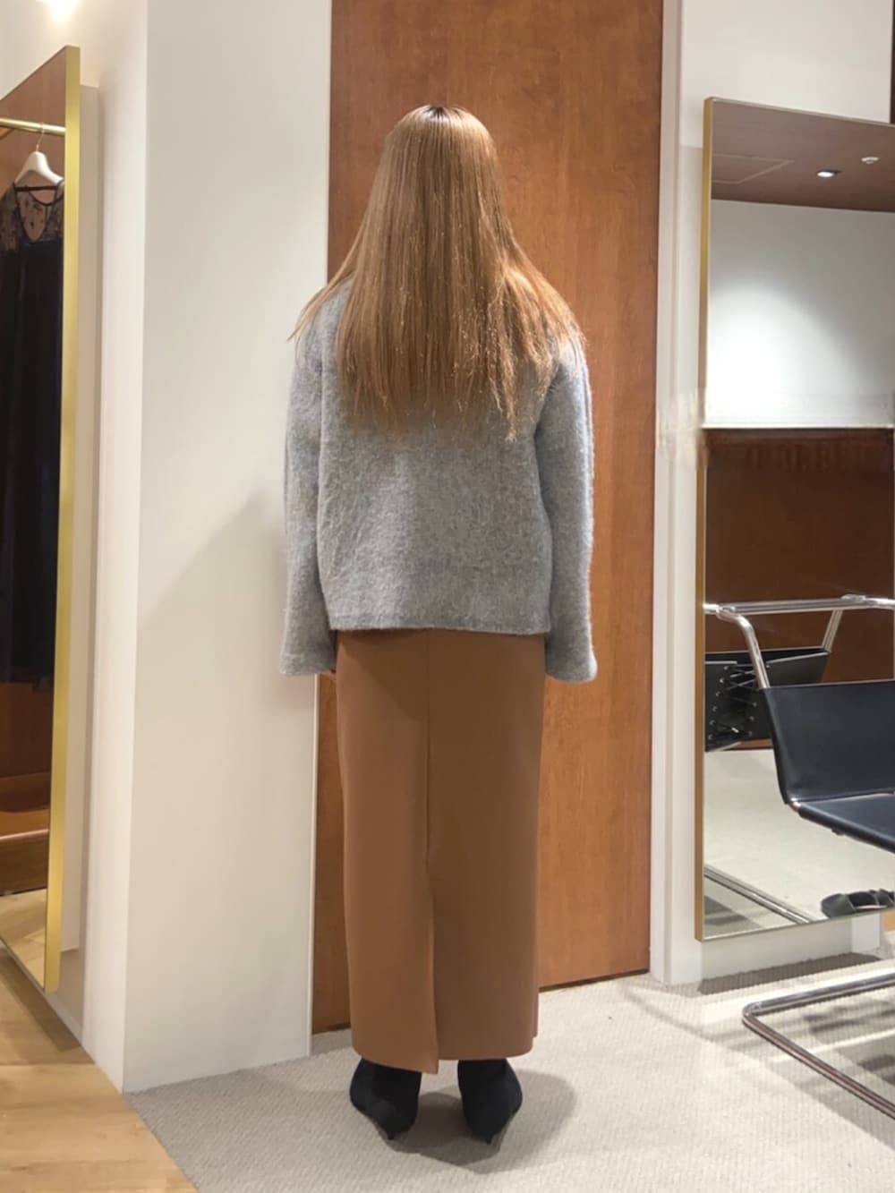 ブルー系のカーディガン/ボレロ、ベージュ系のシャツ/ブラウス、ブラウン系のスカートを着用したレディースの秋コーディネートの3枚目の写真