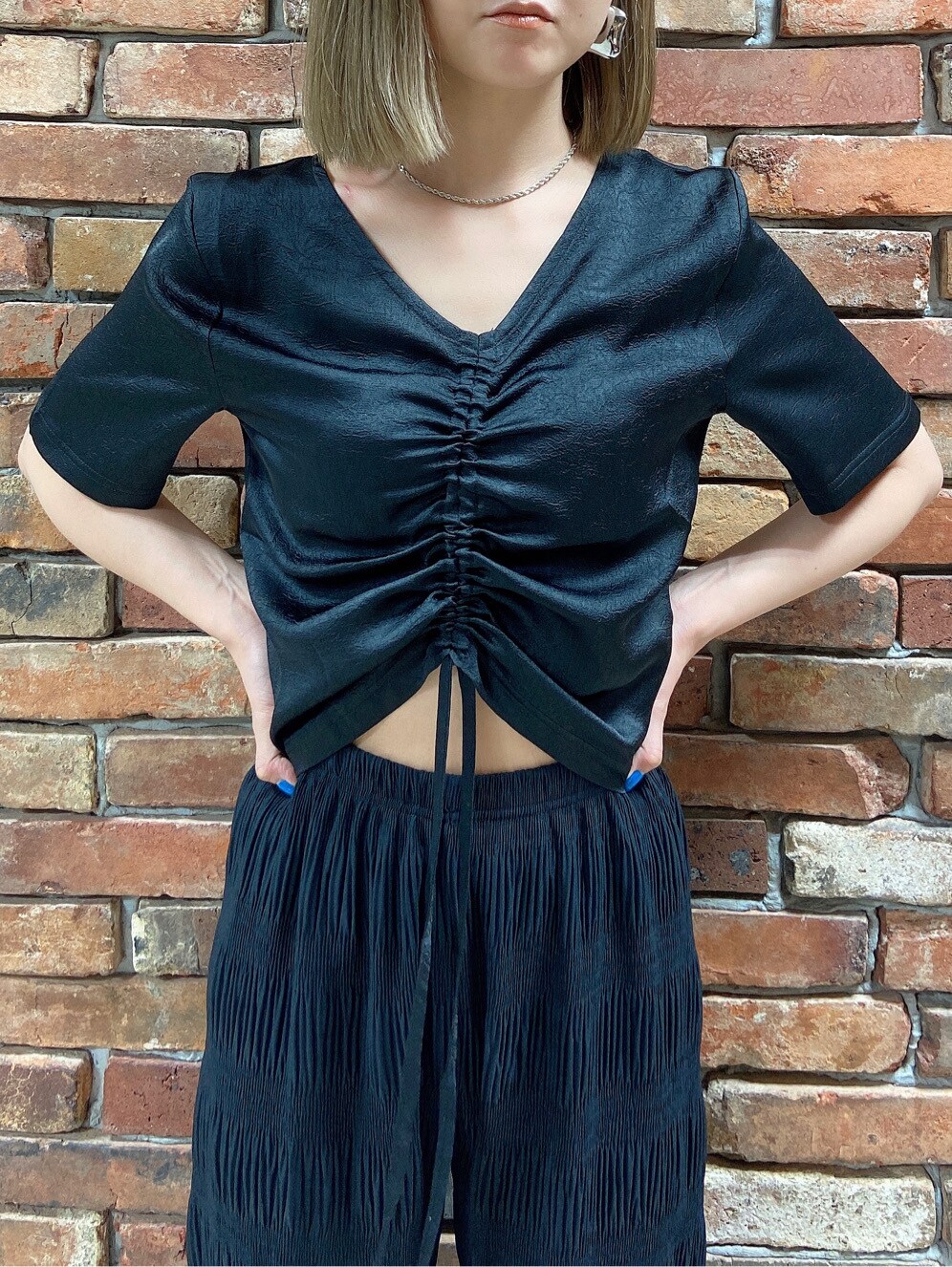 ブラック系のその他パンツ、ホワイト系のショルダーバッグ、ブラック系のTシャツ/カットソーを着用したレディースの春コーディネートの3枚目の写真