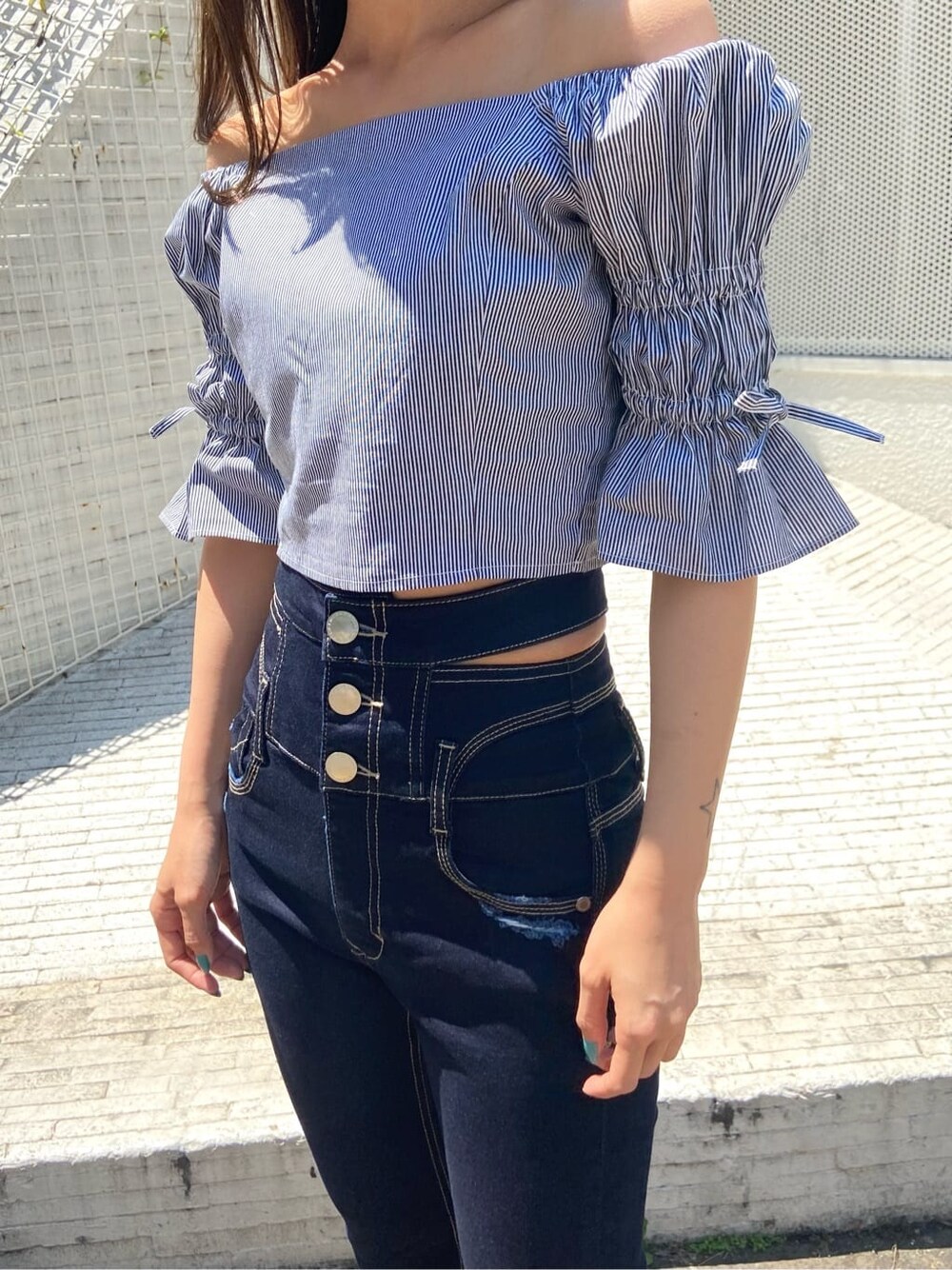 ブラック系のサンダル、ブルー系のデニムパンツ、グレー系のシャツ/ブラウスを着用したレディースの夏コーディネートの4枚目の写真