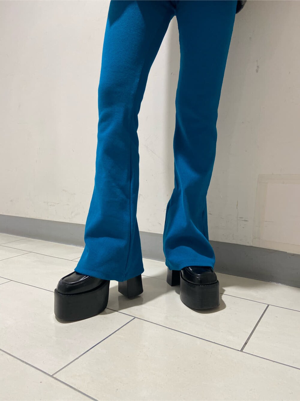 グレー系のニット/セーター、ブラック系のローファー、ブルー系のその他パンツを着用したレディースの冬コーディネートの5枚目の写真