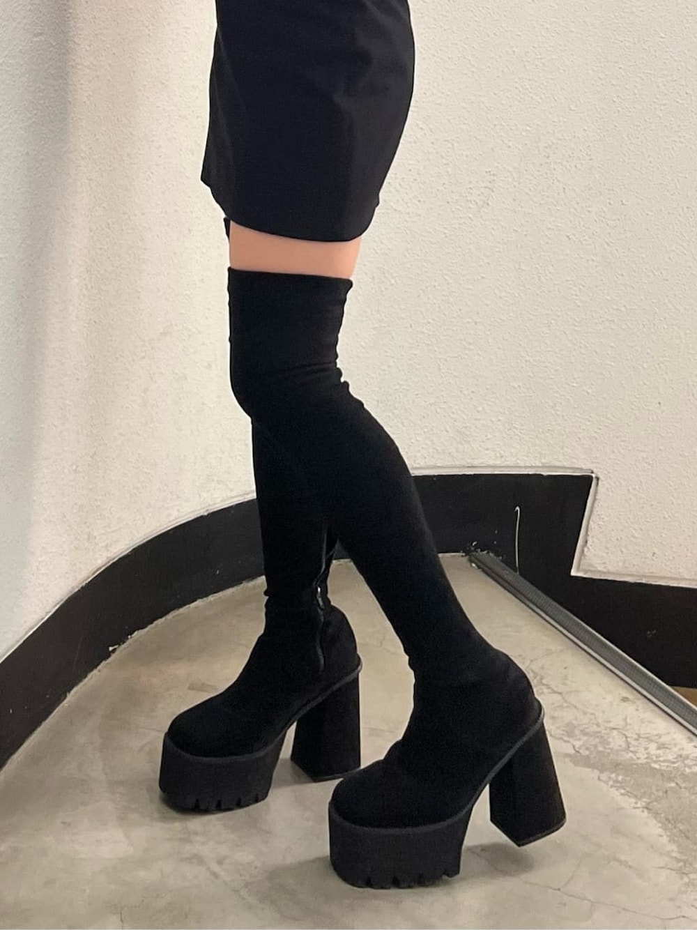 ブラック系のスカート、レッド系のカーディガン/ボレロ、ブラック系のブーツを着用したレディースの秋コーディネートの7枚目の写真