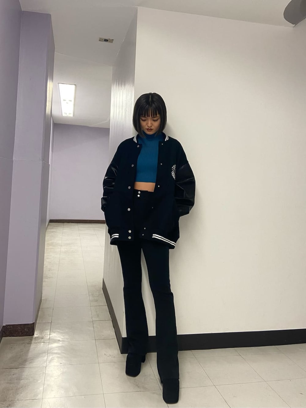ブラック系のブーツ、ブラック系のブルゾン、ブルー系のニット/セーターを着用したレディースの秋コーディネートの2枚目の写真