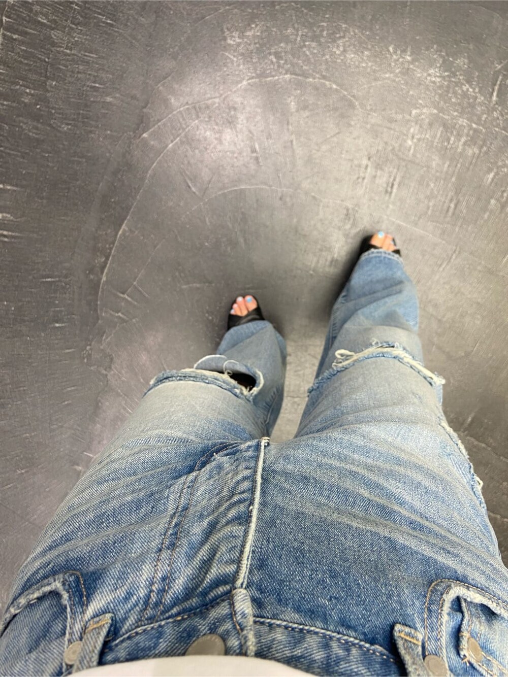 ブラック系のワンピース、ブルー系のデニムパンツ、ホワイト系のTシャツ/カットソーを着用したレディースの夏コーディネートの5枚目の写真