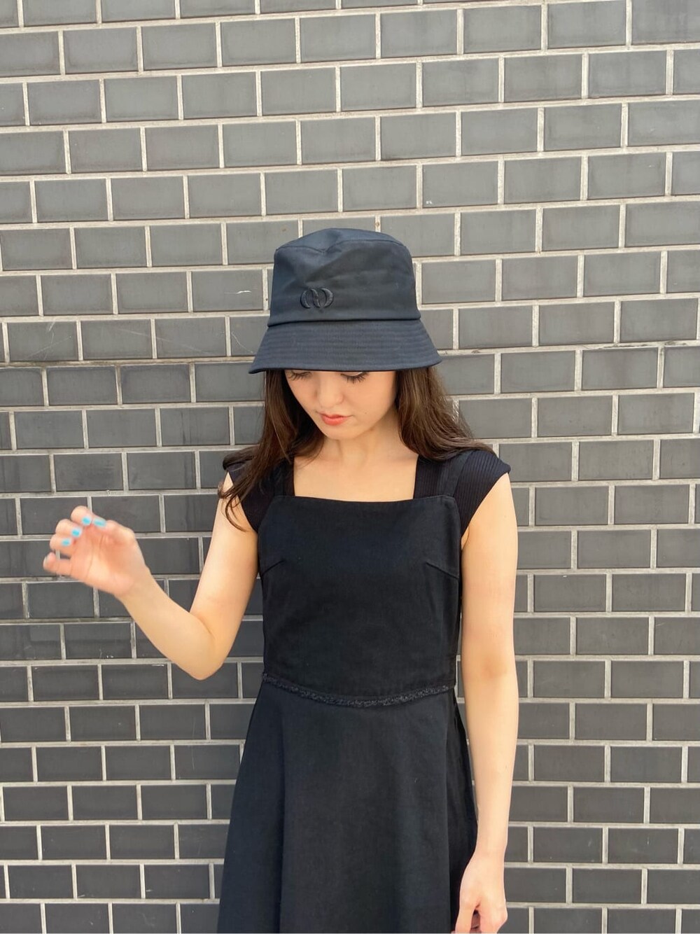 ブラック系のワンピース、ブラック系のサンダル、ブラック系のタンクトップを着用したレディースの夏コーディネートの6枚目の写真