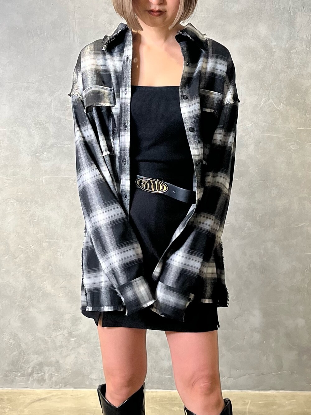 ブラック系のシャツ/ブラウス、ブラック系のキャミソール、ブラック系のスカートを着用したレディースの冬コーディネートの4枚目の写真