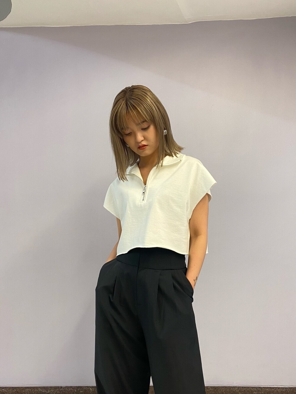 ホワイト系のTシャツ/カットソー、ブラック系のその他パンツ、ブラック系のサンダルを着用したレディースの夏コーディネートの4枚目の写真