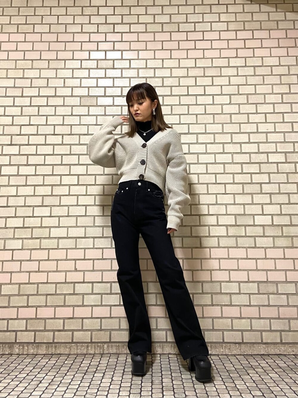 ブラック系のローファー、ブラック系のニット/セーター、ベージュ系のカーディガン/ボレロを着用したレディースの冬コーディネートの5枚目の写真