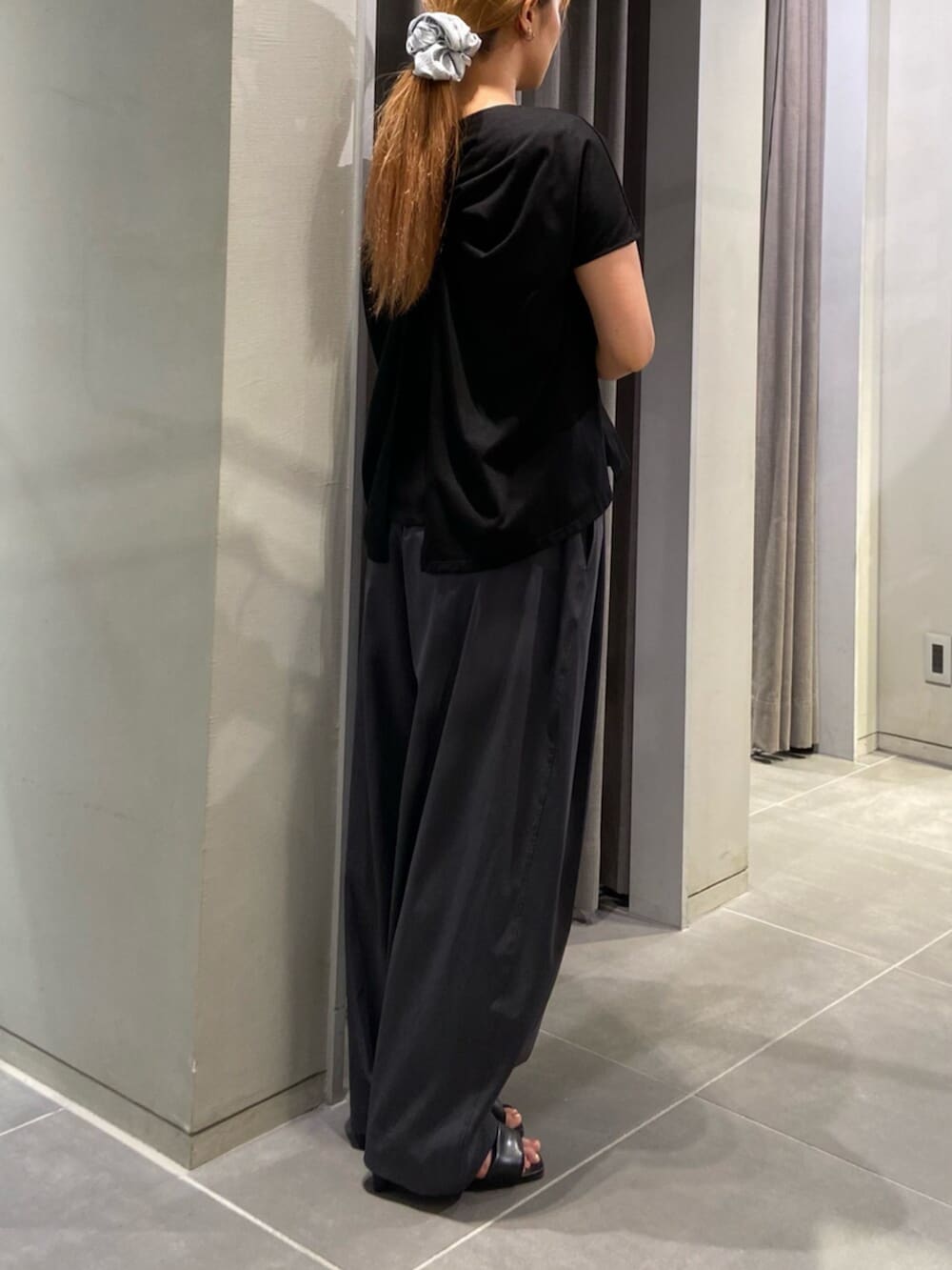ブラック系のサンダル、ブラック系のTシャツ/カットソー、グレー系のその他パンツを着用したレディースの夏コーディネートの3枚目の写真