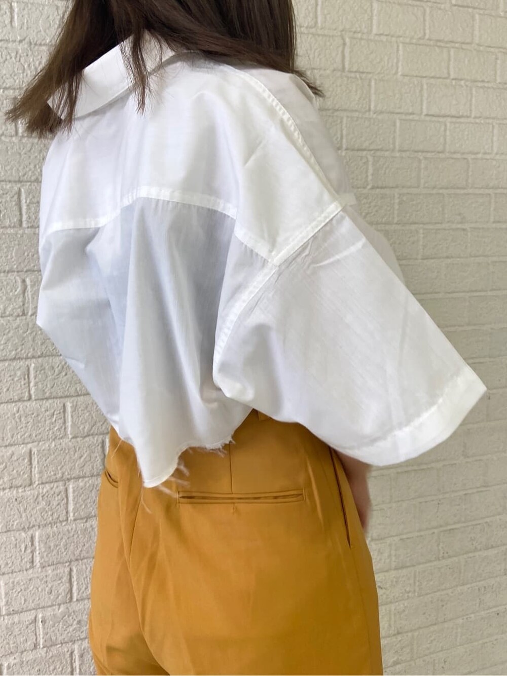 ブラック系のキャミソール、ブラック系のサンダル、オレンジ系のその他パンツを着用したレディースの春コーディネートの6枚目の写真