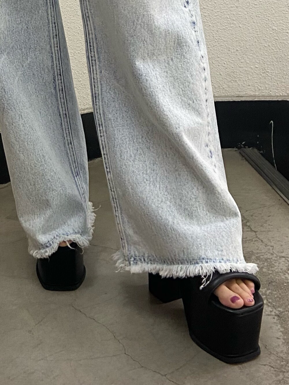 ホワイト系のシャツ/ブラウス、ブラック系のキャミソール、ブルー系のデニムパンツを着用したレディースの春コーディネートの6枚目の写真