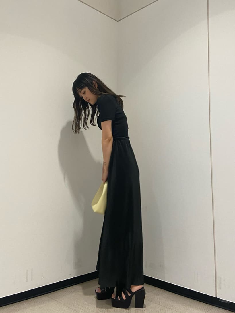 ブラック系のサンダル、ブラック系のスカート、ブラック系のTシャツ/カットソーを着用したレディースの夏コーディネートの2枚目の写真