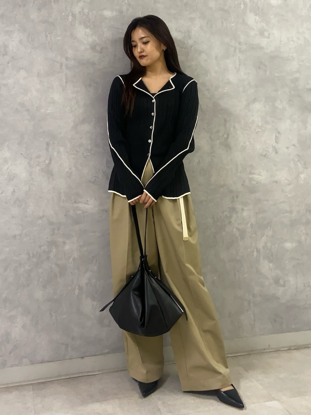 ブラック系のカーディガン/ボレロ、ベージュ系のその他パンツ、ブラック系のショルダーバッグを着用したレディースの秋コーディネートの2枚目の写真