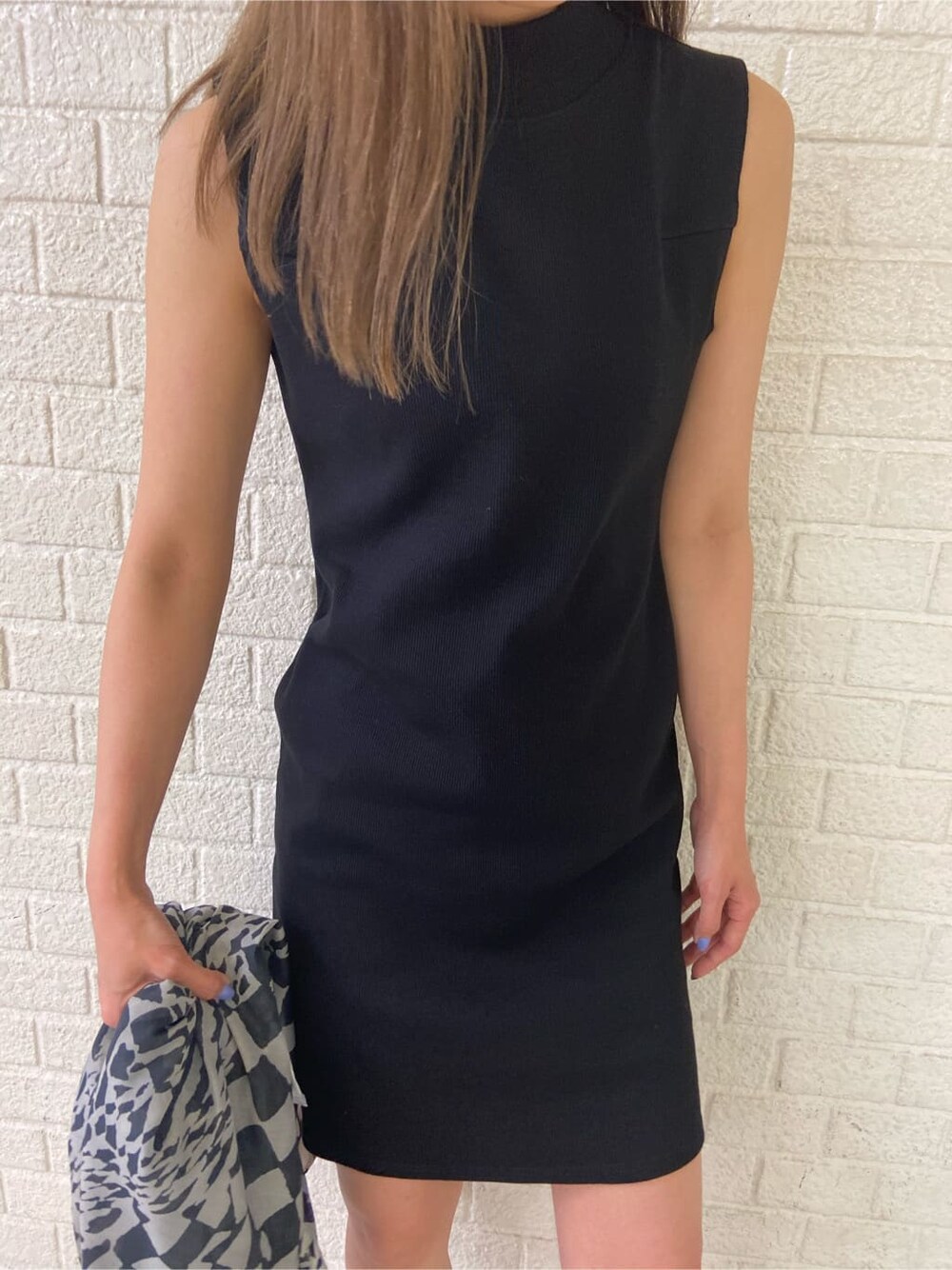 ブラック系のサンダル、その他のシャツ/ブラウス、ブラック系のワンピースを着用したレディースの春コーディネートの5枚目の写真