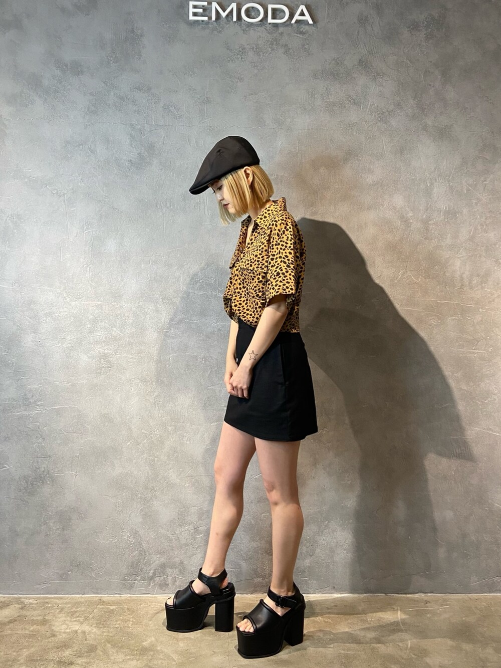 その他のシャツ/ブラウス、ブラック系のサンダル、ブラック系のスカートを着用したレディースの春コーディネートの2枚目の写真