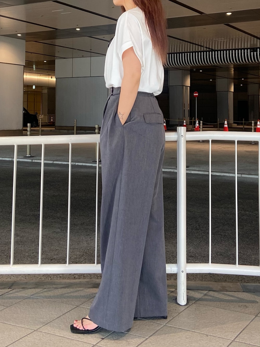 グレー系のその他パンツ、ブラック系のサンダル、ブラック系のショルダーバッグを着用したレディースの夏コーディネートの4枚目の写真