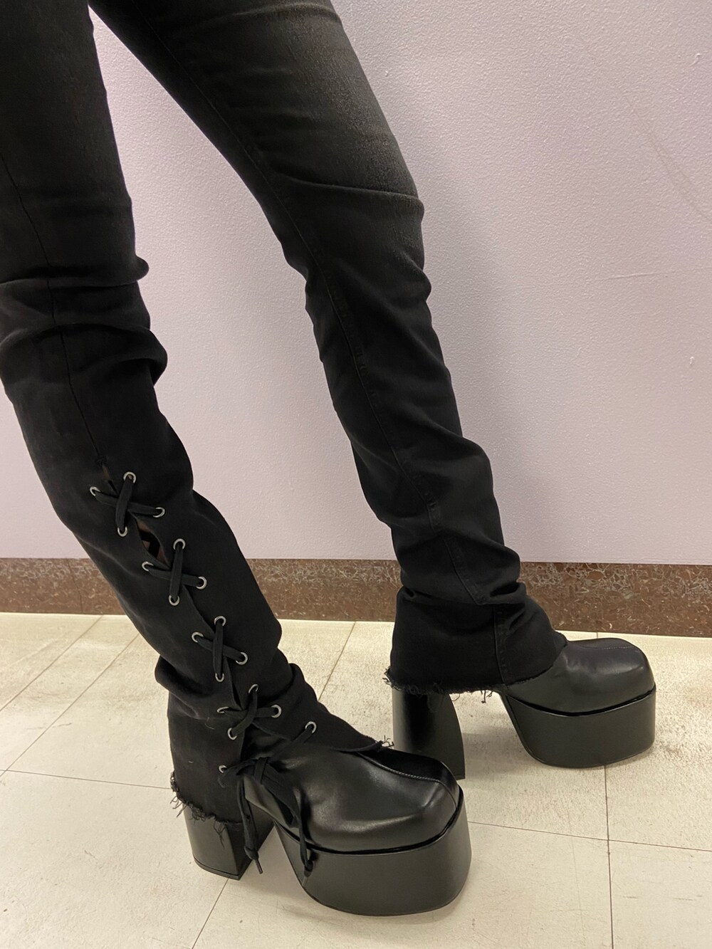 ブラック系のパンツ、グリーン系のニット/セーター、ブラック系のブーツを着用したレディースの冬コーディネートの7枚目の写真