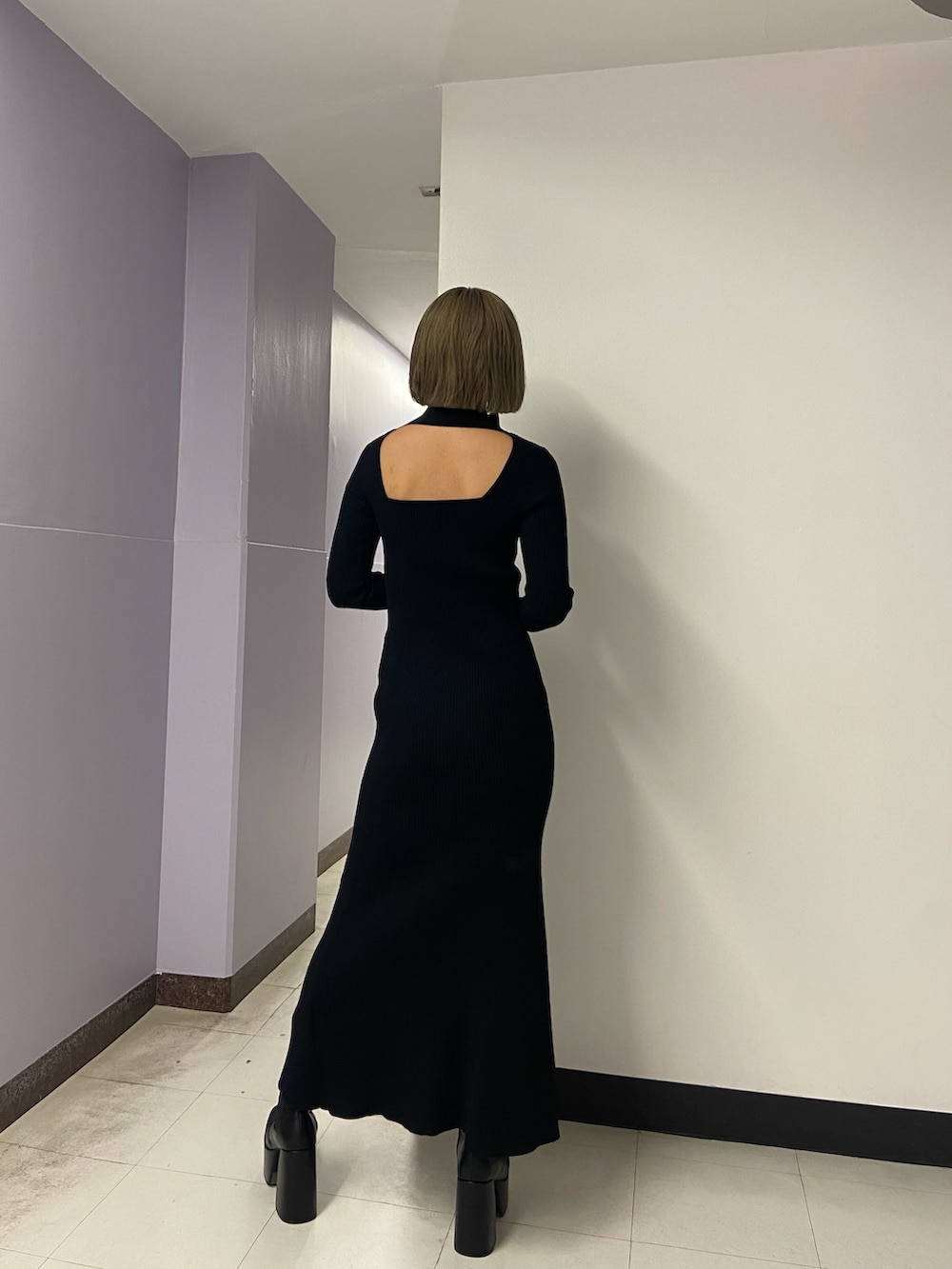 ブラック系のワンピース、ブラック系のブーツを着用したレディースの冬コーディネートの4枚目の写真