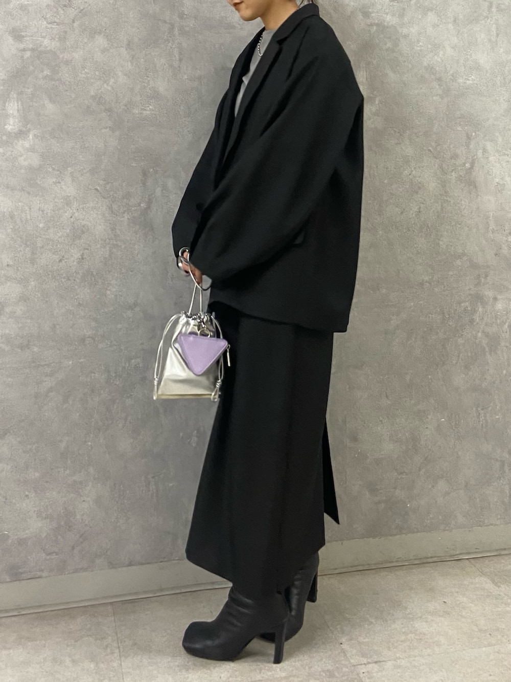 グレー系のTシャツ/カットソー、ブラック系のワンピース、シルバー系のショルダーバッグを着用したレディースの冬コーディネートの5枚目の写真