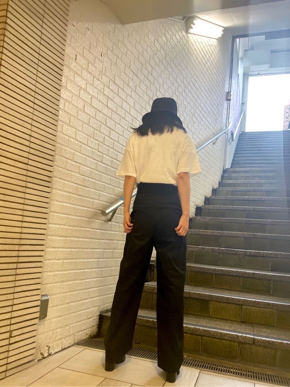 ブラック系のサンダル、ブラック系のその他パンツ、ホワイト系のTシャツ/カットソーを着用したレディースの夏コーディネートの4枚目の写真